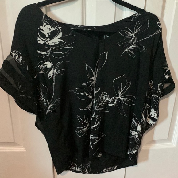 Le Chateau Black and White Floral Patterned Short Sleeved Blouse Size XS - Picture 9 of 10